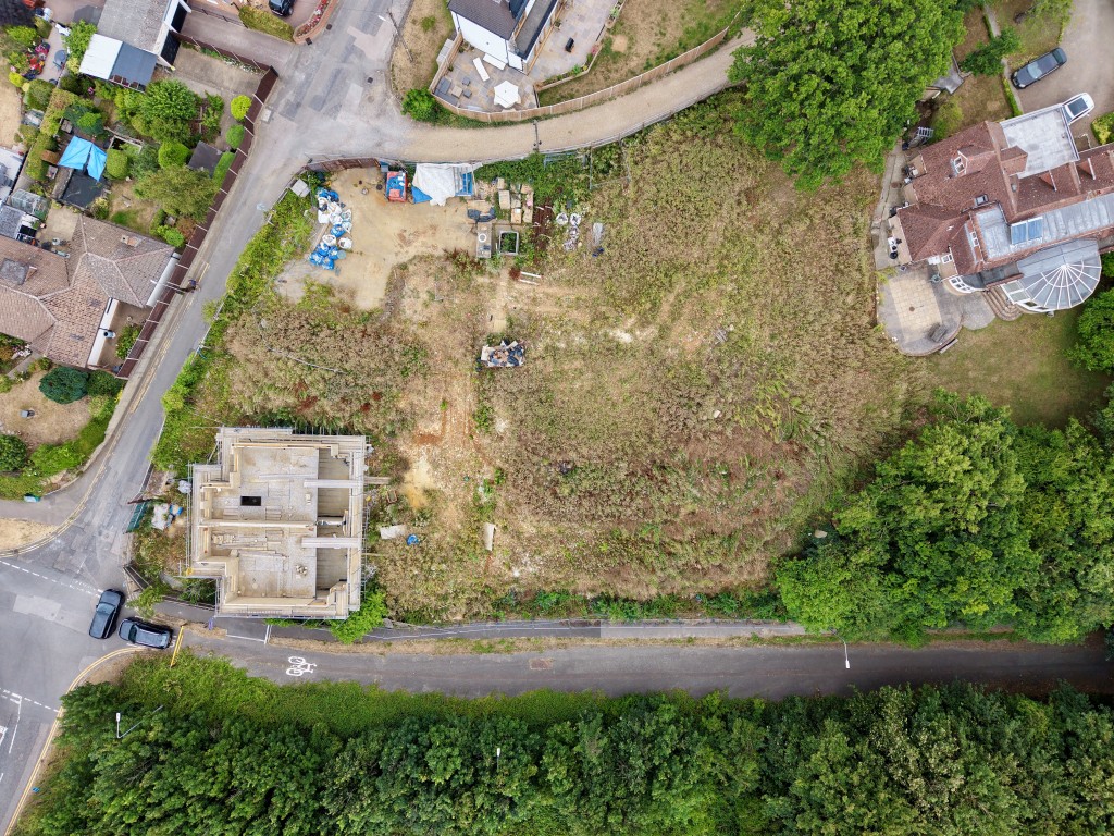 Lot: 47028 - VALUABLE RESIDENTIAL SITE FOR SEVEN NEW HOMES - Aerial view of site